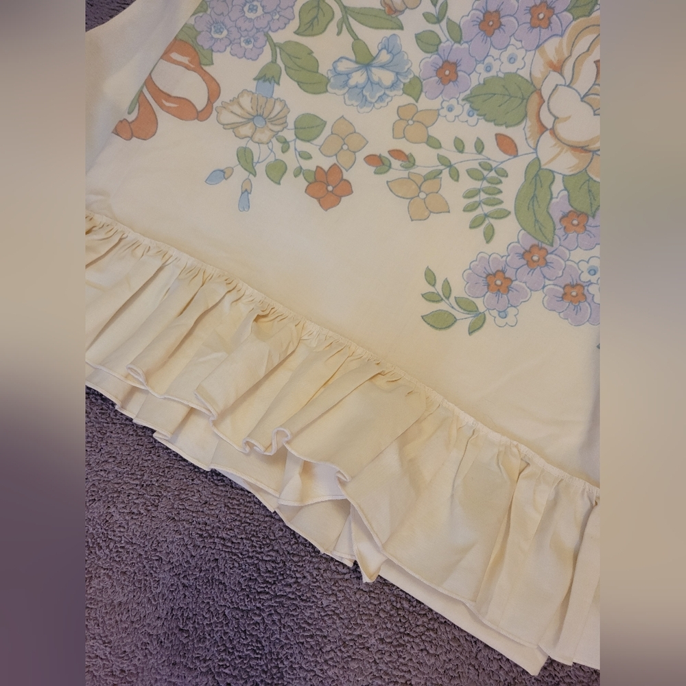 Double Bed Sheet With Ruffle Trim - Picture 3 of 5